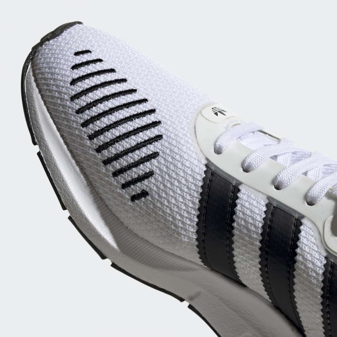 ADIDAS SWIFT RUN K CLOUD WHITE / CORE BLACK