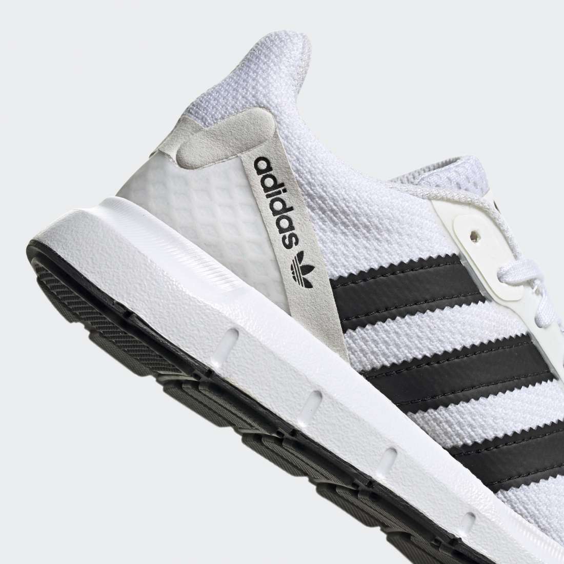 ADIDAS SWIFT RUN K CLOUD WHITE / CORE BLACK