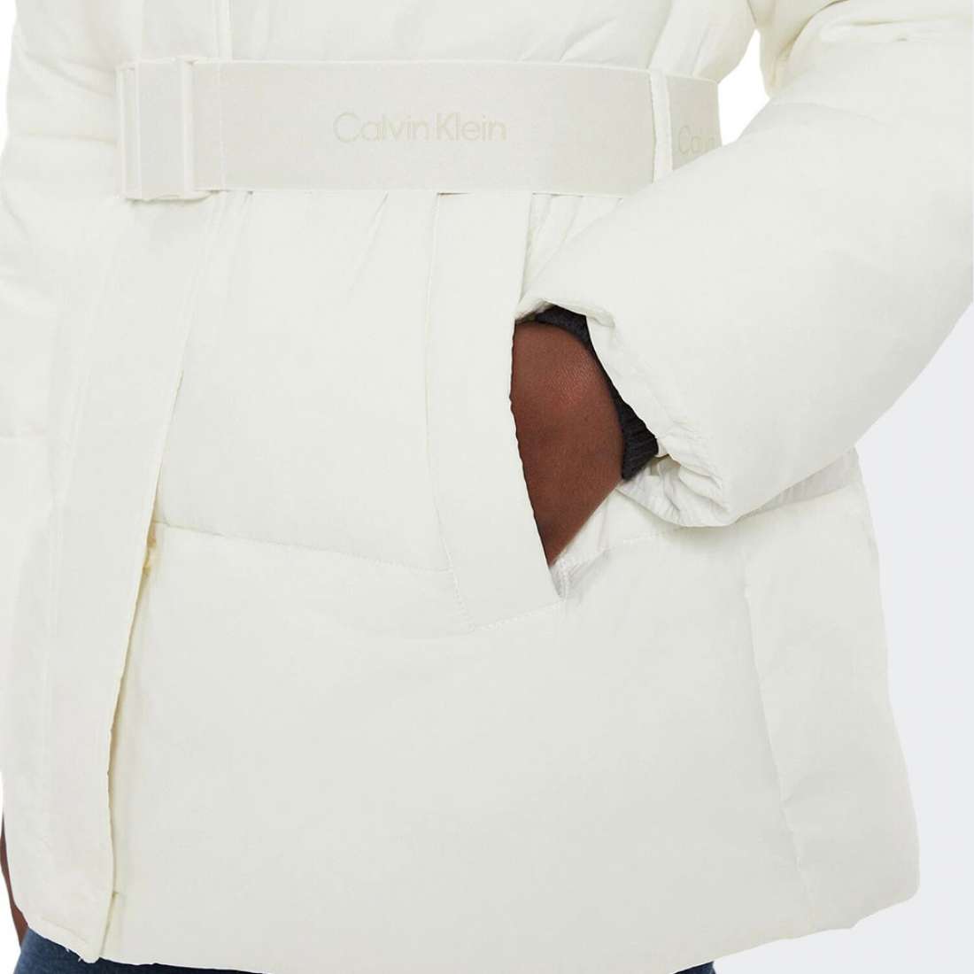 BLUSÃO CALVIN KLEIN LOGO BELT SHORT PUFFER IVORY